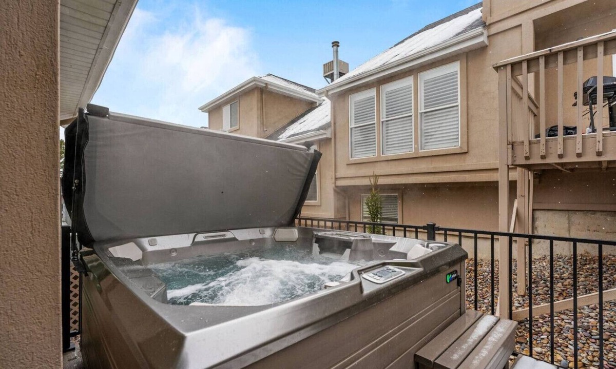 Cottonwood Heights Villa | Epic Escape with Hot Tub close to Canyons!