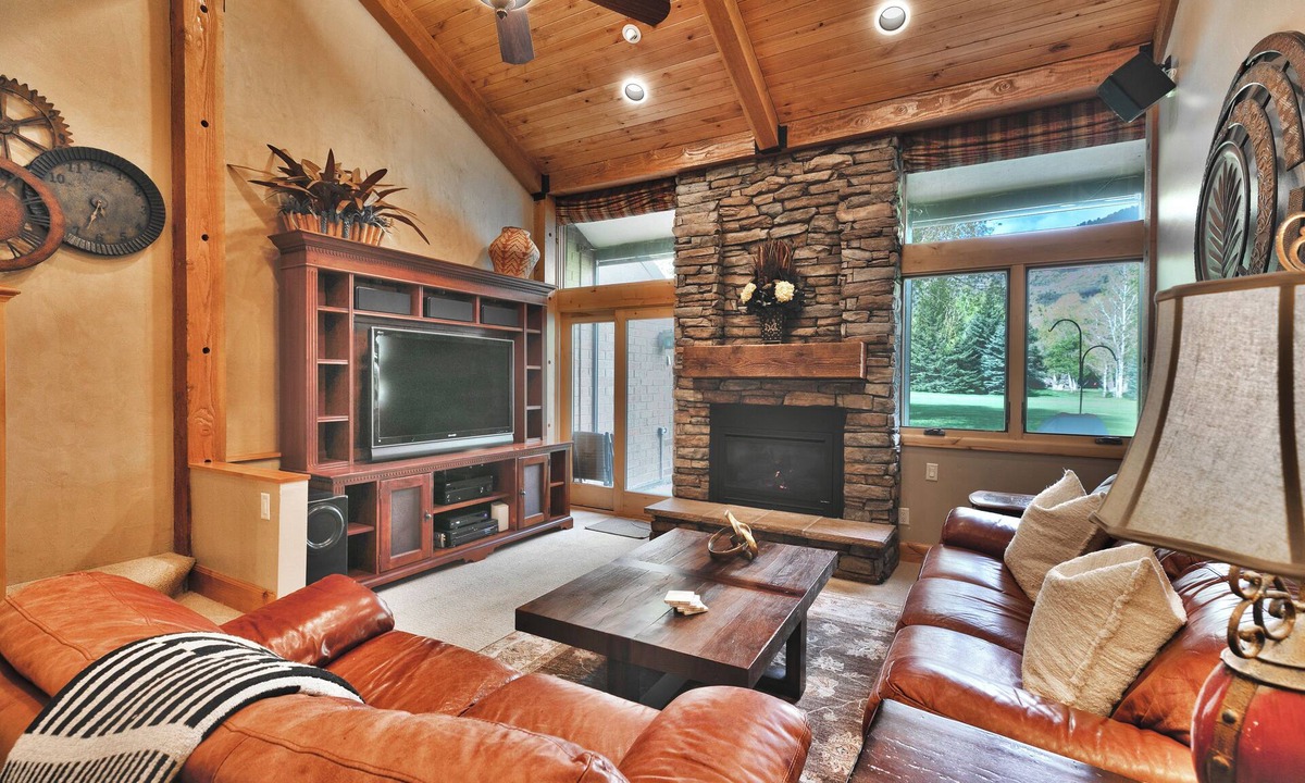 North Park City House | Escape the heat ~ Views of Mountains & golf course. Pet Friendly!