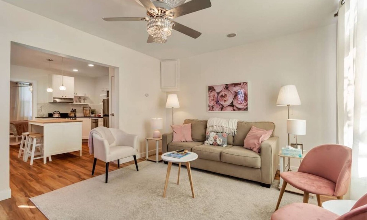 People's Freeway Apartment | Exclusive Hot Tub use near Trax Line downtown
