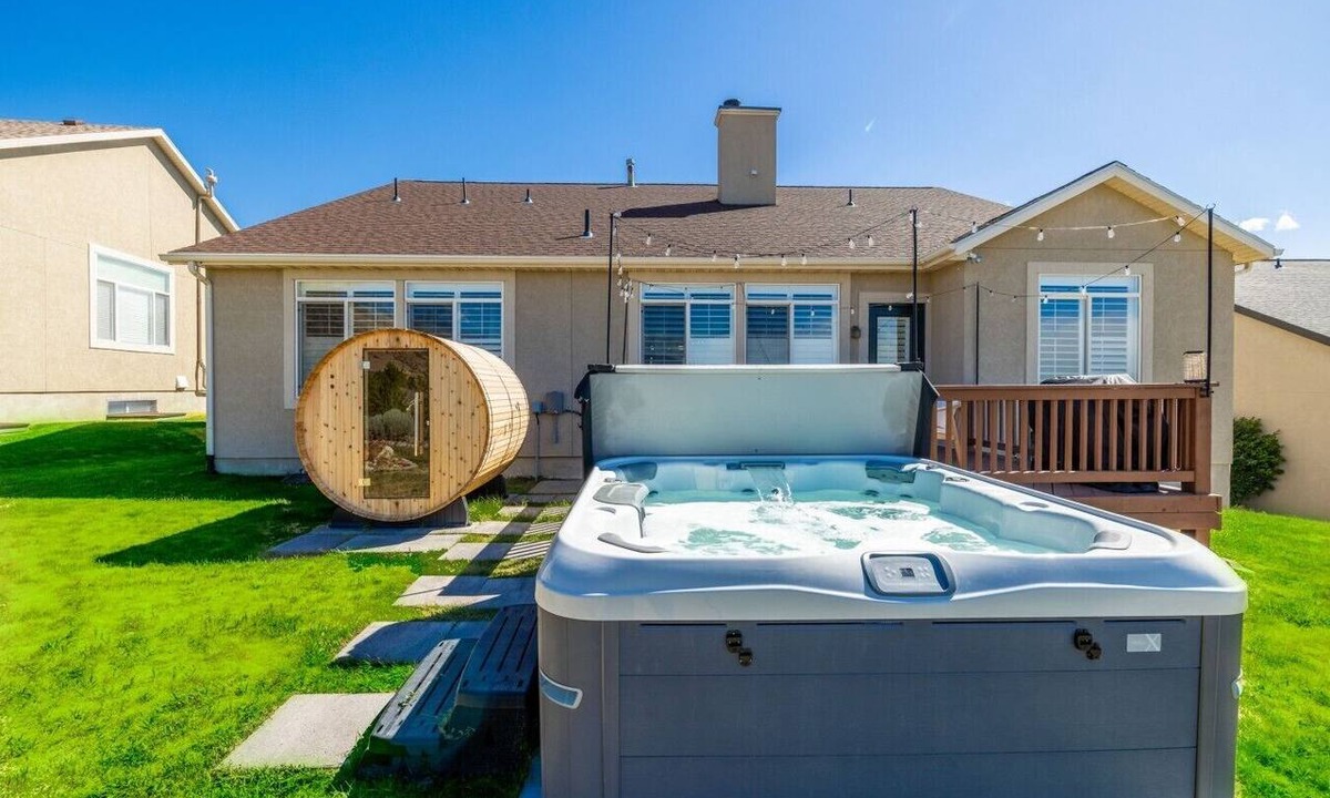 Draper House | Family Entertainment | Hot Tub, Sauna & Game Room