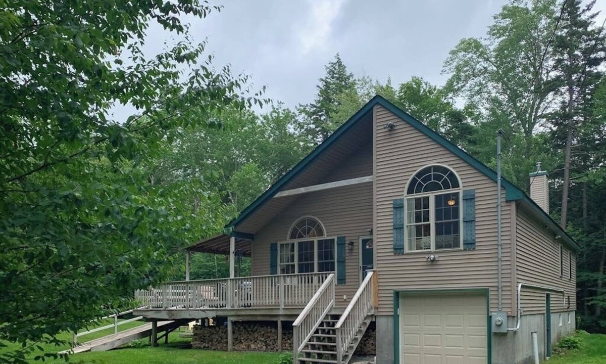 Stratton House | Family Home w/Great Yard, Fireplace, Kayaks, AC & WiFi - Near Skiing/Lakes
