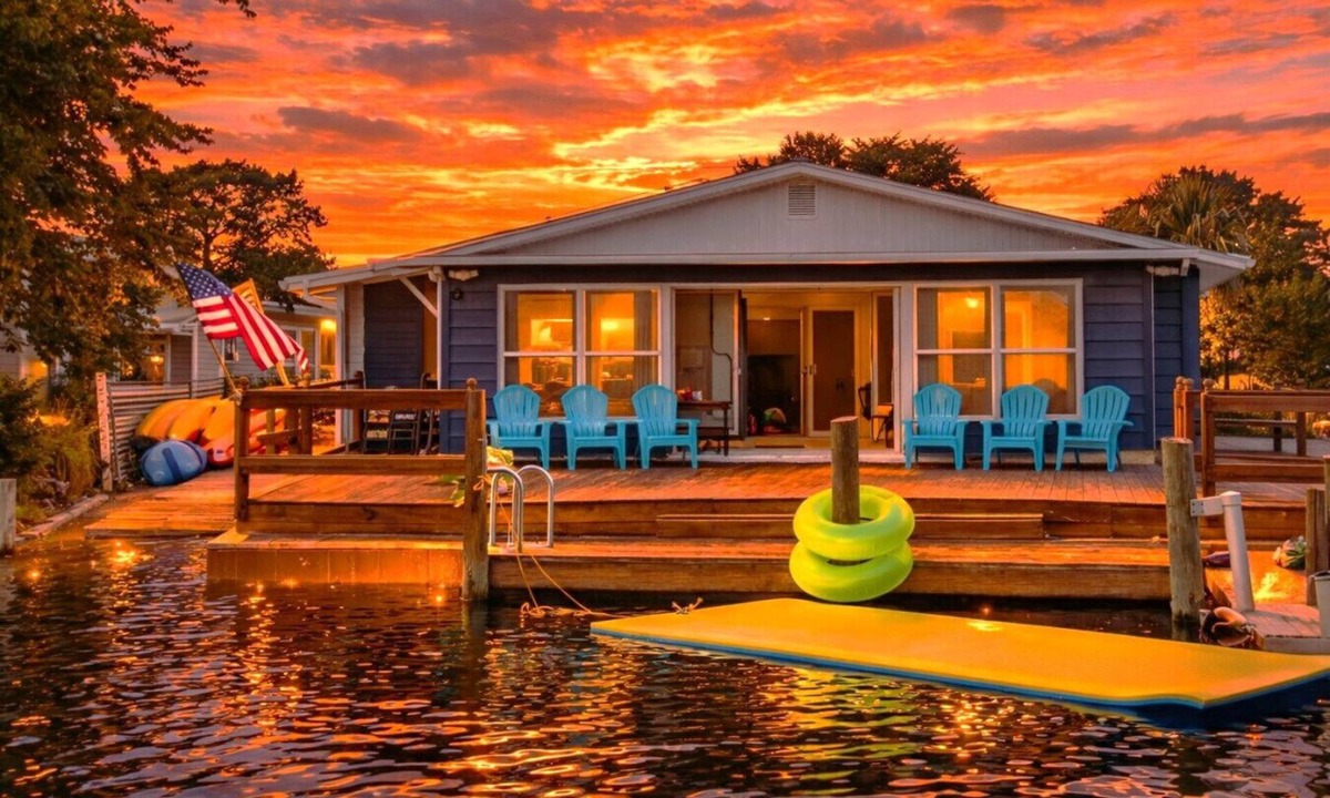 Weeki Wachee Gardens House | Family & Pet-Friendly River Escape w/Kayaks, Manatees & Outdoor Fun!
