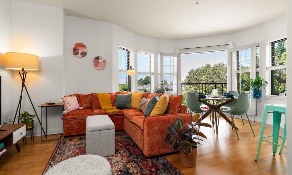Queen Anne Apartment | Free Parking Chic 2BR King Beds 95 Walk Score Huge Patio!