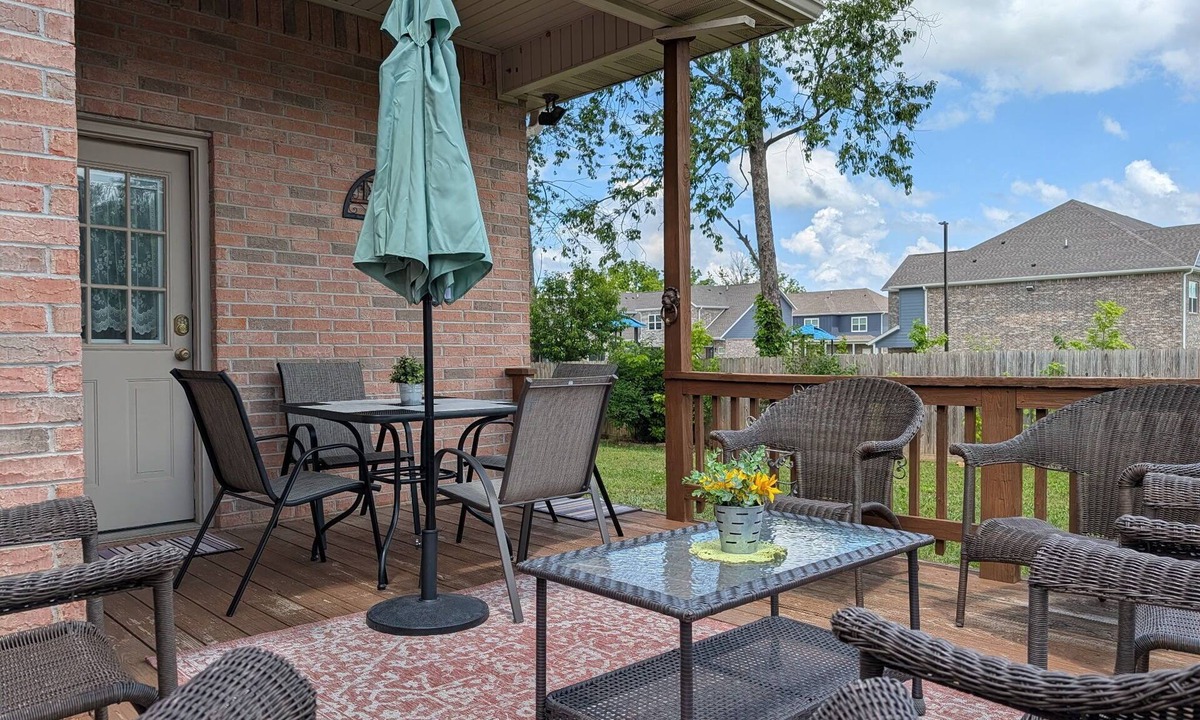 Springdale House | GetAwayNWA: 2000's Nostalgia. Razorback Spirit. 5 miles from Sassafras Springs.
