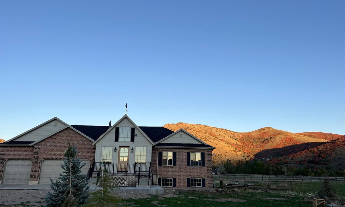 Huntsville Other | Gorgeous French Farmhouse/Ranchette/Ski Chalet in Idyllic Huntsville/Eden Valley