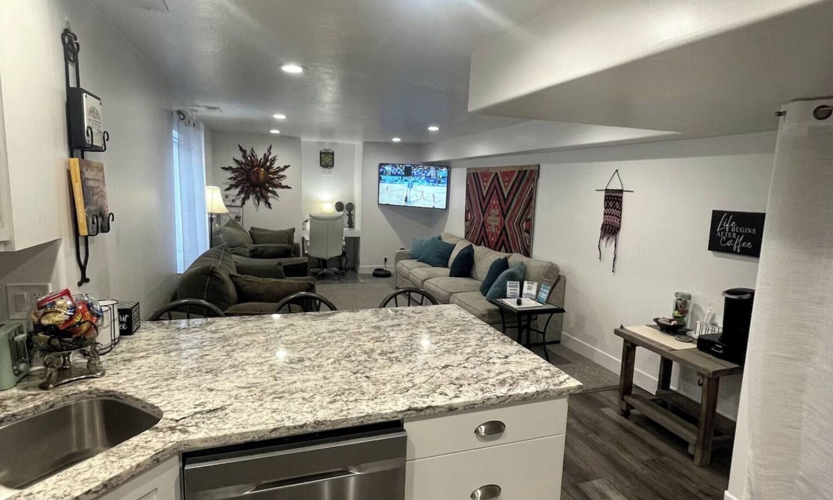 West Jordan Apartment | Guest Favorite, 5 Star Cozy 1-bedroom corporate apartment in perfect West Jordan