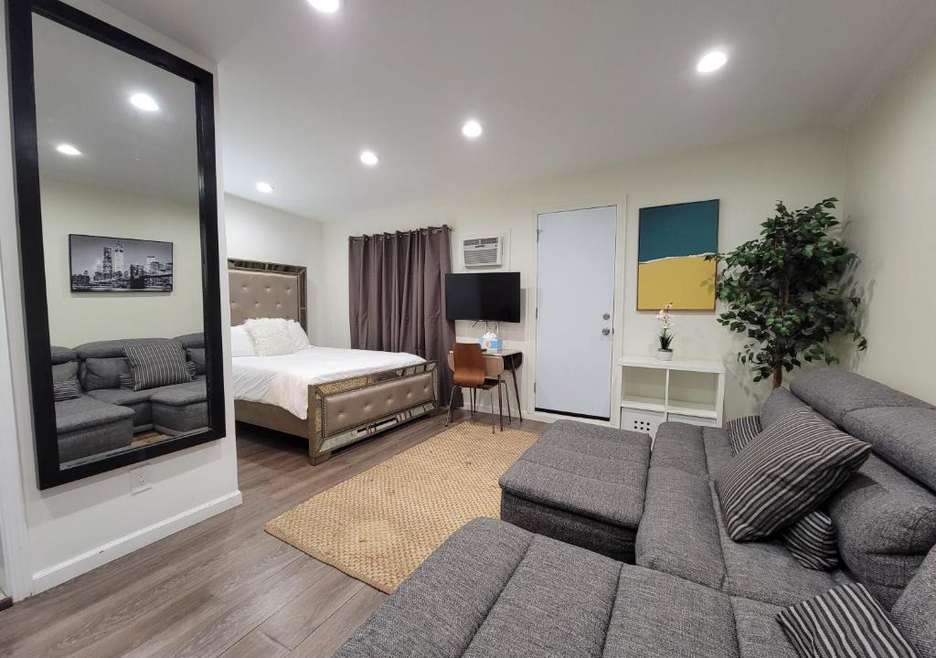 Mid City Apartment | Guest suite near La Cienega Park Beverly Hills next to LACMA La Brea Tar Pits Peterson Museum and Academy Awards Museum