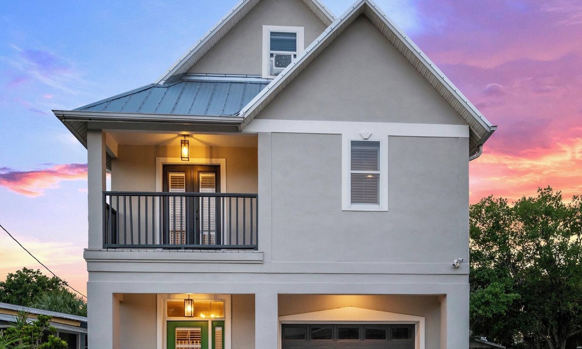 Hyde Park House | Heart of Hyde Park Home Near Hyde Park Village, Convention, Hospital & Downtown!
