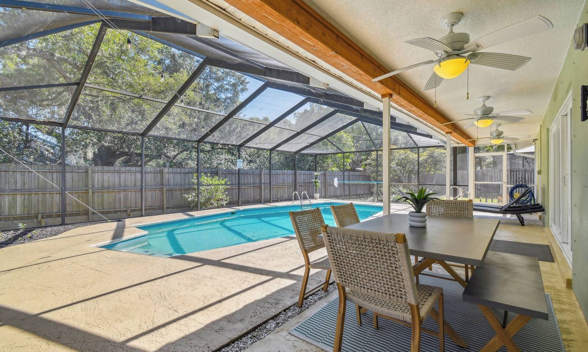 Rustic Oaks House | Heated Pool. 3-bedroom house 6.5 miles to honeymoon Island
