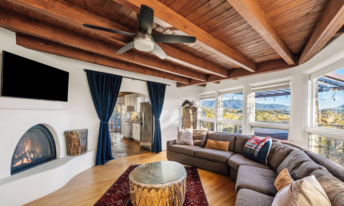 Northeast Santa Fe House | Heavenly Mountain Views-Close to Plaza, Hot tub, Ski & Pickleball, Upscale home