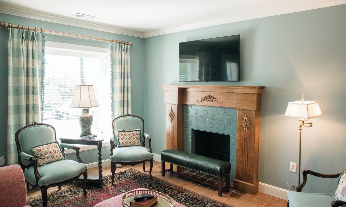 Millersburg House | Helena's Cottage: Romantic, Cozy Getaway with Lavish King Bed, Gas Fireplace