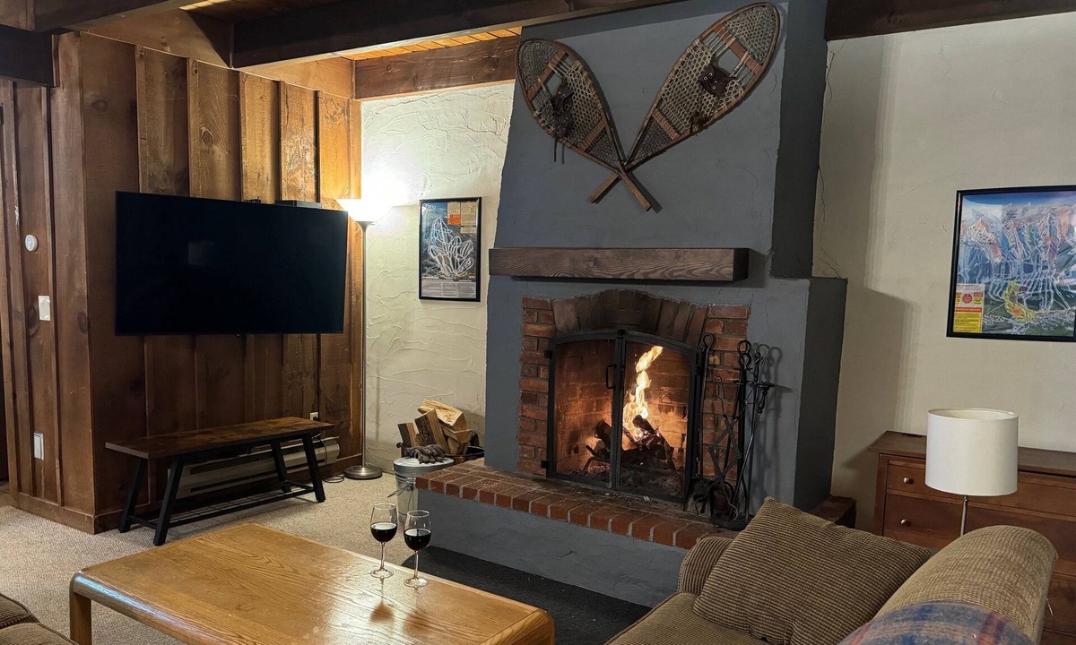 Killington Condo | Hemlock Ridge 2B: Charming two floor condo in the heart of Killington. Perfect!