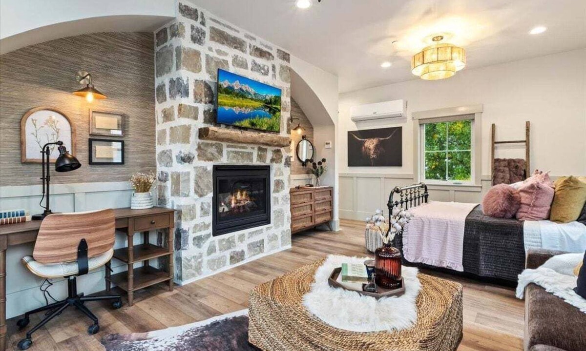 Midway Condo | Highland Cow Room | Midway Base for Golf & Ski