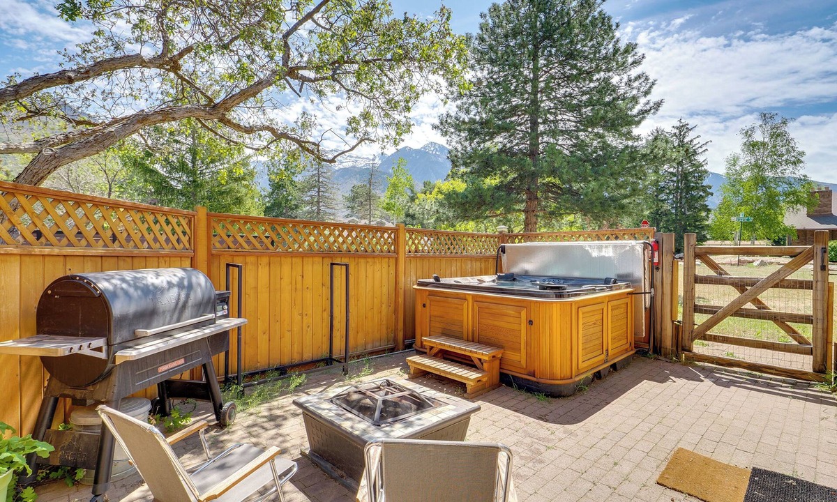 Sandy Cabin | Historical Mtn-View Getaway w/Hot Tub in Sandy!