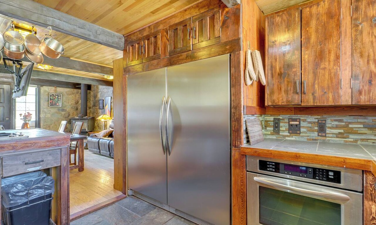Granite Ridge Cottage | Historical Mtn-view Getaway w/Hot Tub in Sandy!