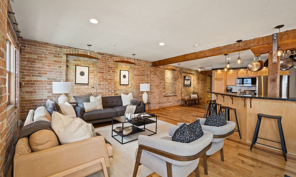 Rio Grande Apartment | Huge Renovated Top Floor Condo w Large Kitchen and Living Area