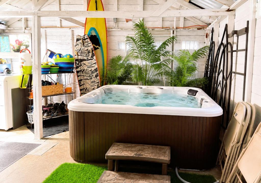 San Jacinto House | Indoor Hot Tub, Pet Friendly, Bikes, 4-Car Free Parking, Walk to Beach