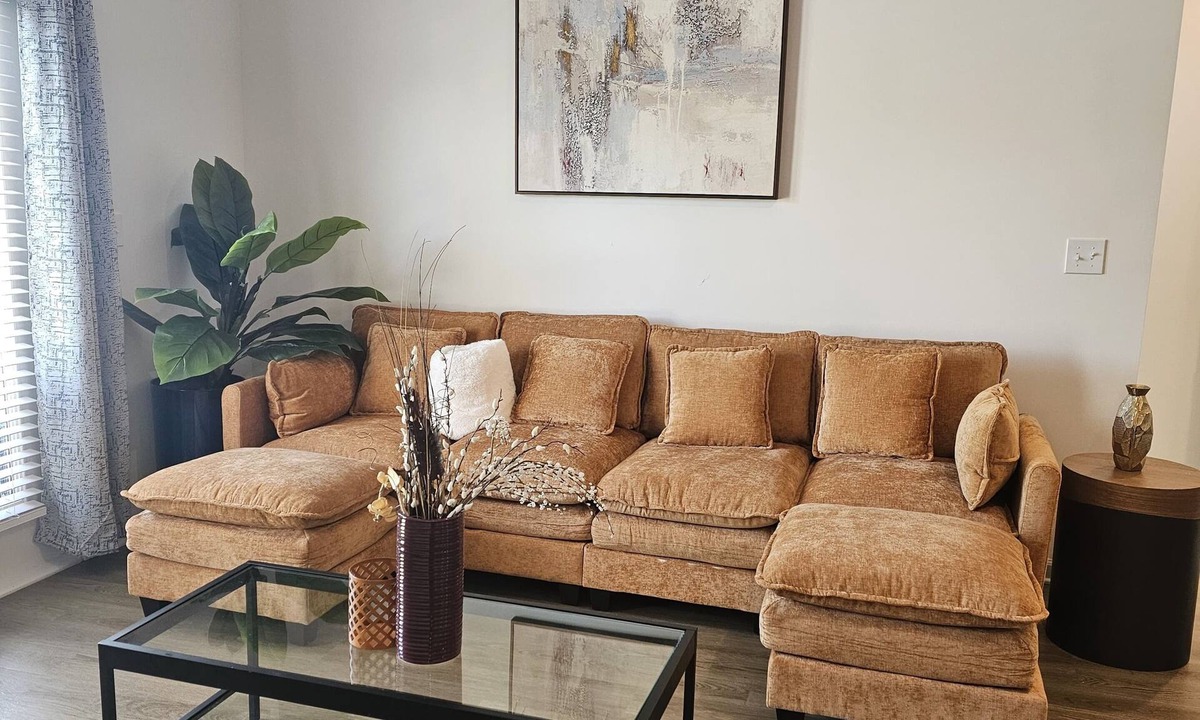 Northside Apartment | King Bed Fast WiFi Gym 8 Min to Airport