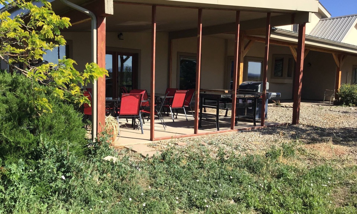 Cortez House | La Verde Lodge on 7acres, private pond, very spacious, great 4 family reunions!