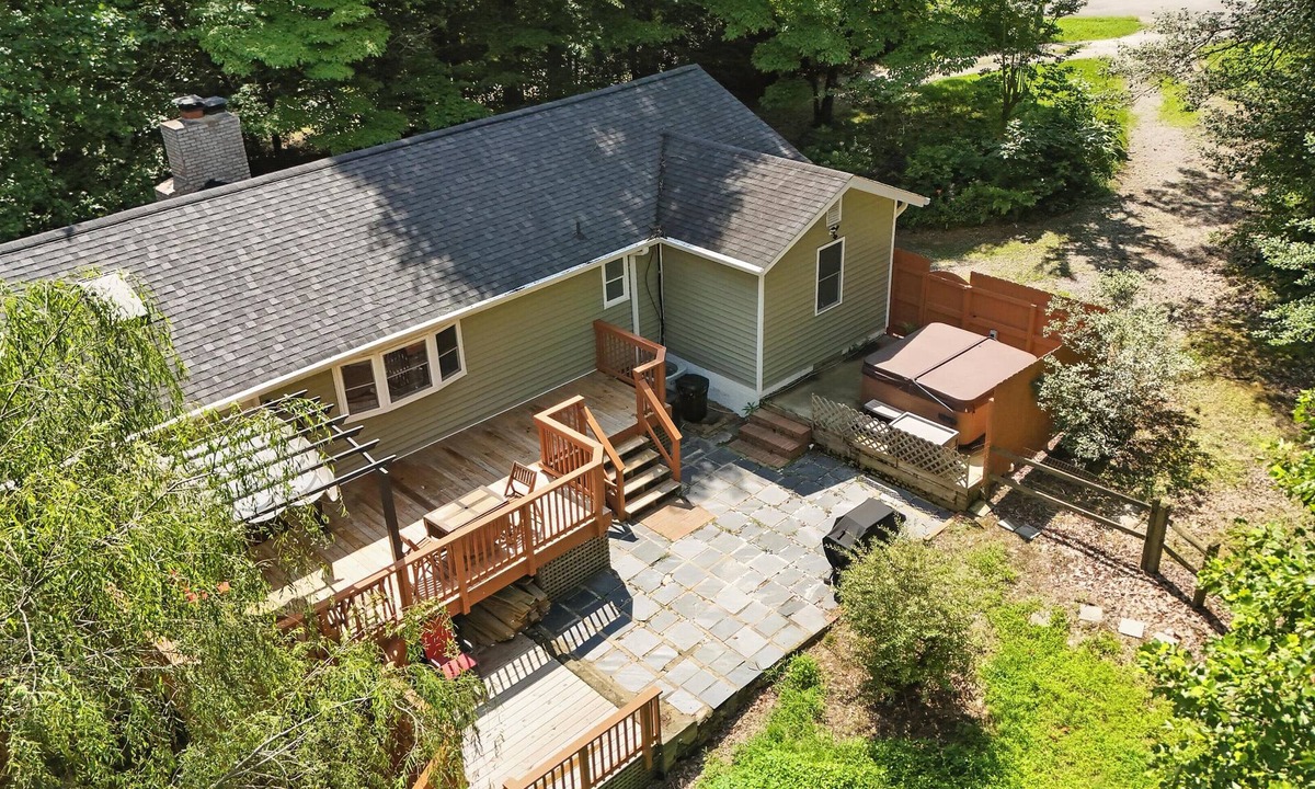 Quinton House | Lakefront 4-bedroom house in enchanting Quinton with WiFi, AC
