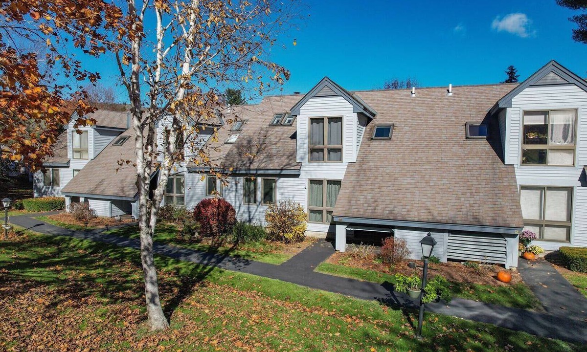 West Hartford Condo | Lakeland Village Condo with Golf Course Views
