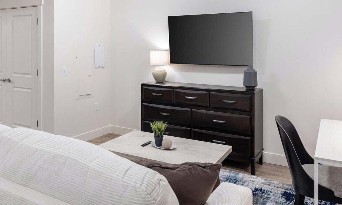 Sugar House Apartment | Landing | Stunning Studio, Gym, Rooftop Lounge