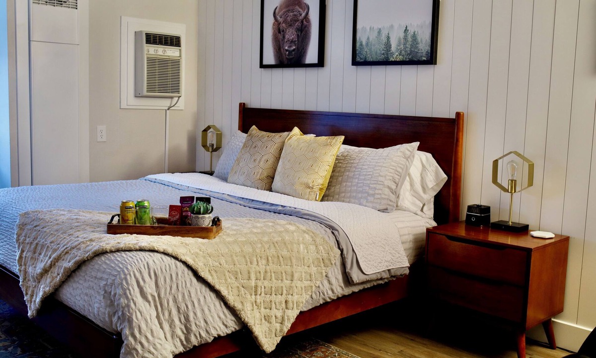 North Park City Condo | Local Gem w/King, 65” TV, Hot Tub, Ski Bus