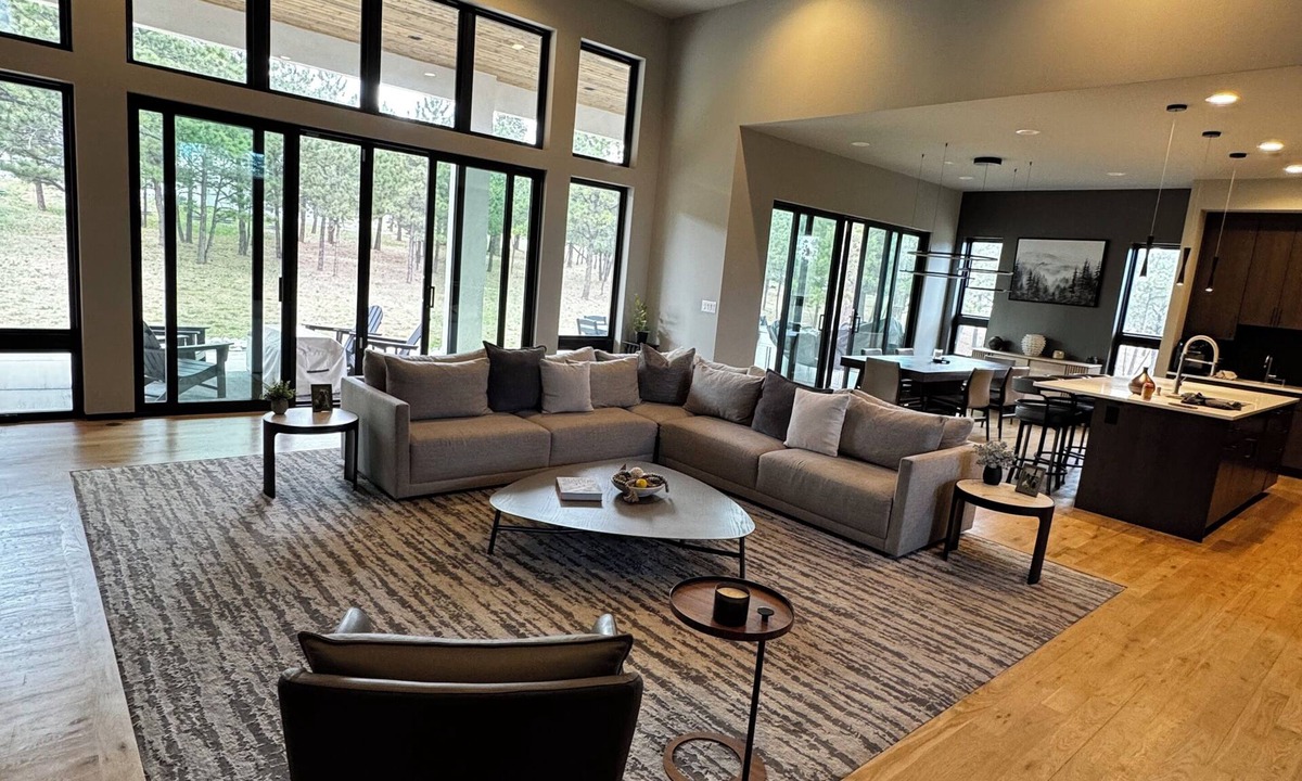 Monument House | Luxury 6BR Mountain Retreat | Sleeps 20 | Theater, Hot Tub & Fire Pit Spacious 4,500 sq ft home perfect for large groups, weddings & retreats near the Air Force Academy. Enjoy a private acre, entertainment basement, outdoor living, peaceful Mtn
