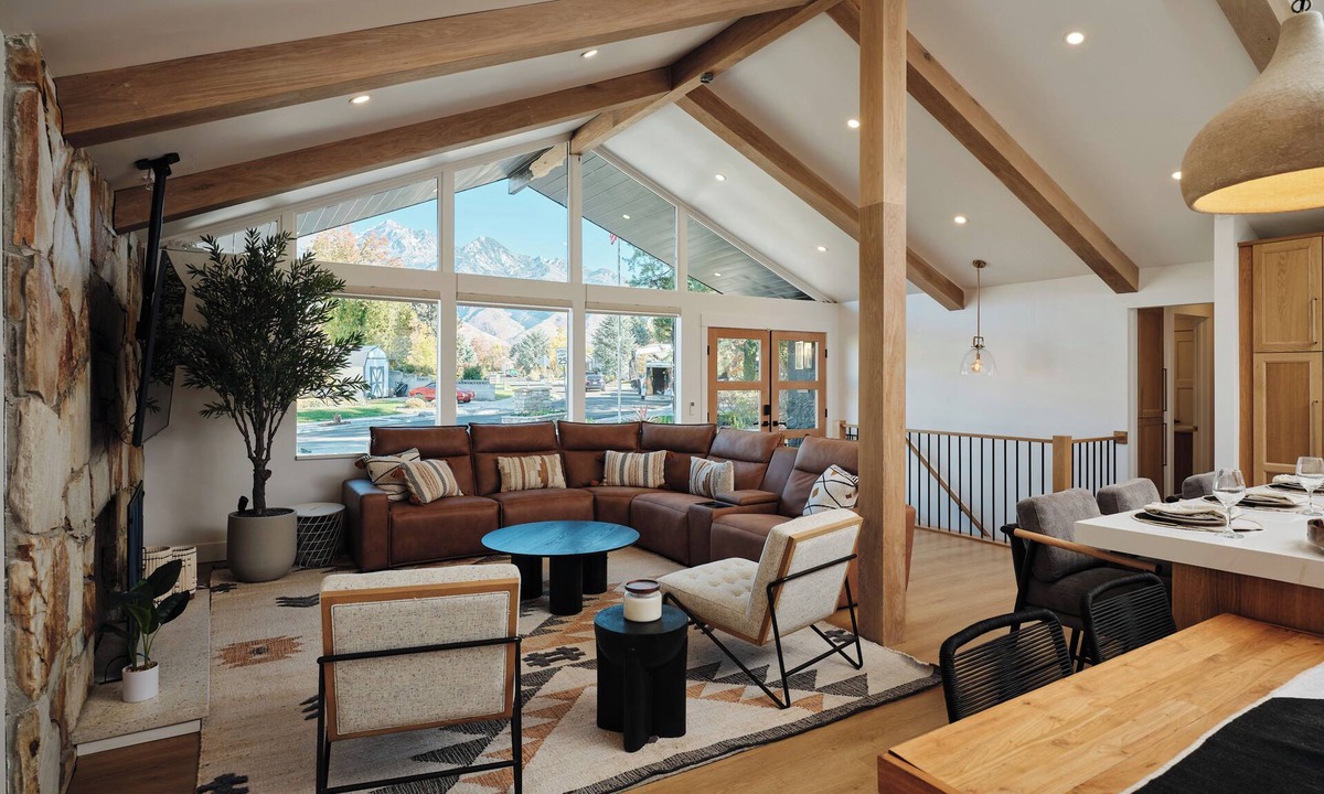Sandy House | Luxury Family Retreat Hot Tub Kids & Pets Safe 19 mins to Alta & Snowbird