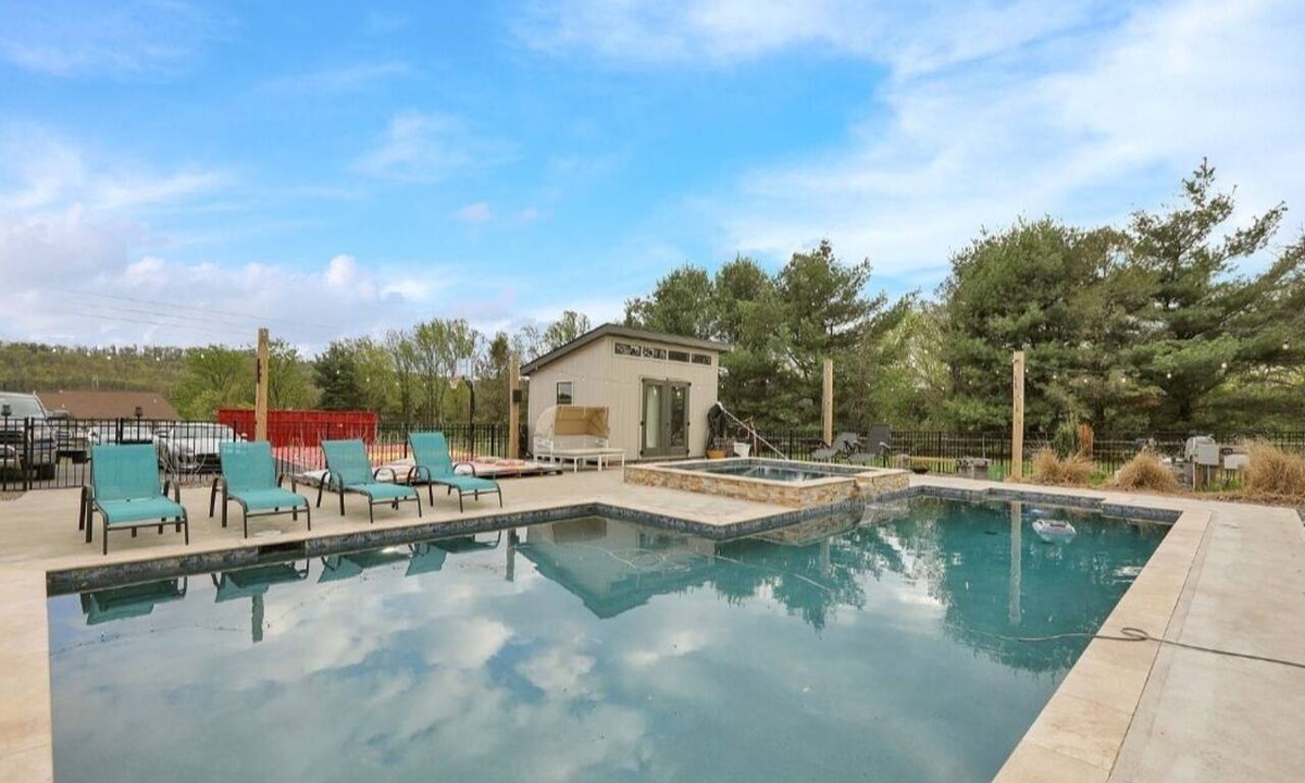 Mohnton House | Luxury Priv Resort Retreat, 5 Aces, Near Maple Grove Raceway & Lancaster