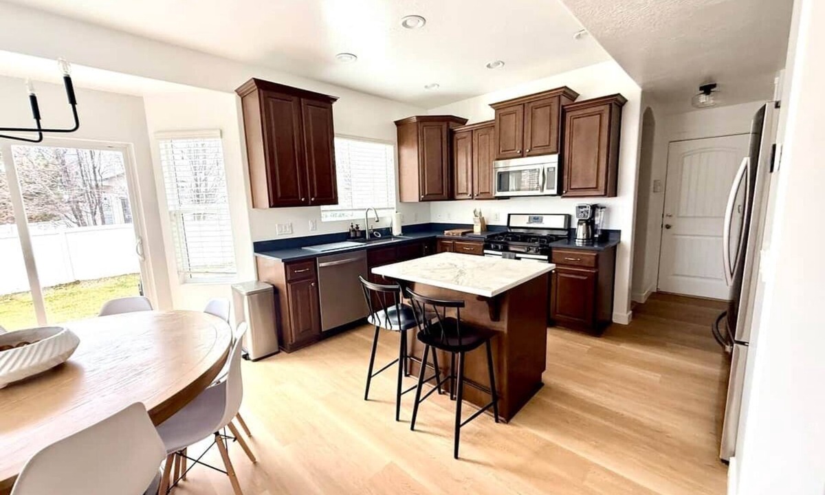 Sandy House | Luxury Sandy Retreat Clean & Minutes to Skiing