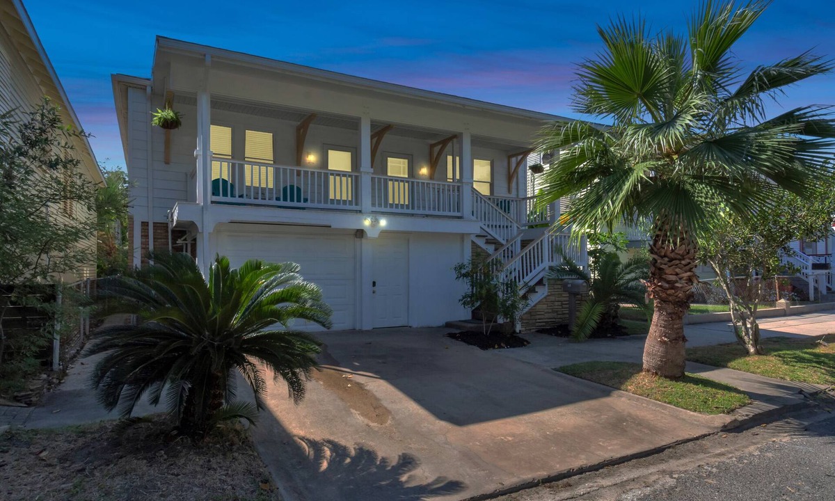 San Jacinto House | M Avenue Trio | Whole Historic Triplex Sleeps 19 Walk to Galveston Beach