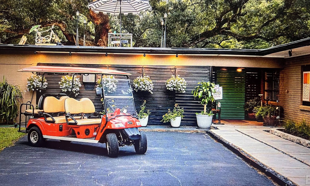 Fairhope House | Midtown Mid-Century Modern, FREE golfcart. Close to downtown, 4BRs, 2baths.