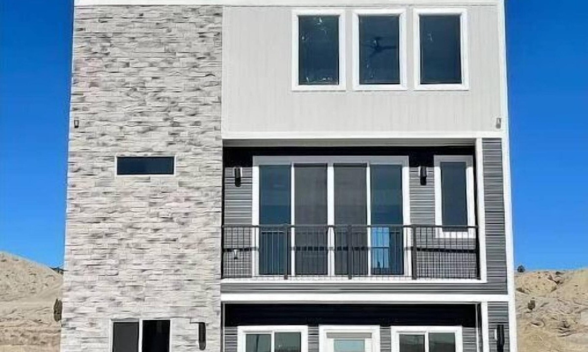 Price House | Modern 3-Story House w/Rooftop