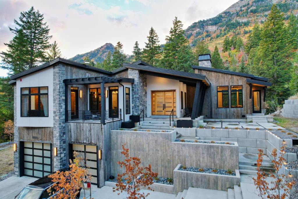 Sundance House | Modern 4BR Mountain Retreat BBQ Outdoor Dining