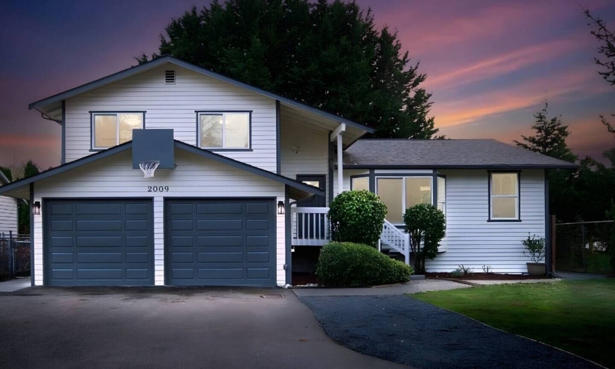 Shoreline House | Modern 7-Bedroom Home with Spacious Yard,