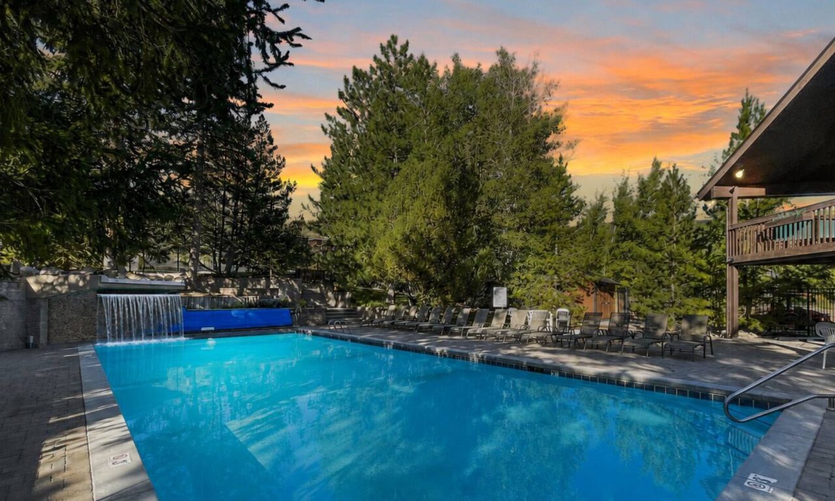 Park City Condo | Modern Canyons Retreat Pool Hot Tubs Ideal for Longer Summer Stays
