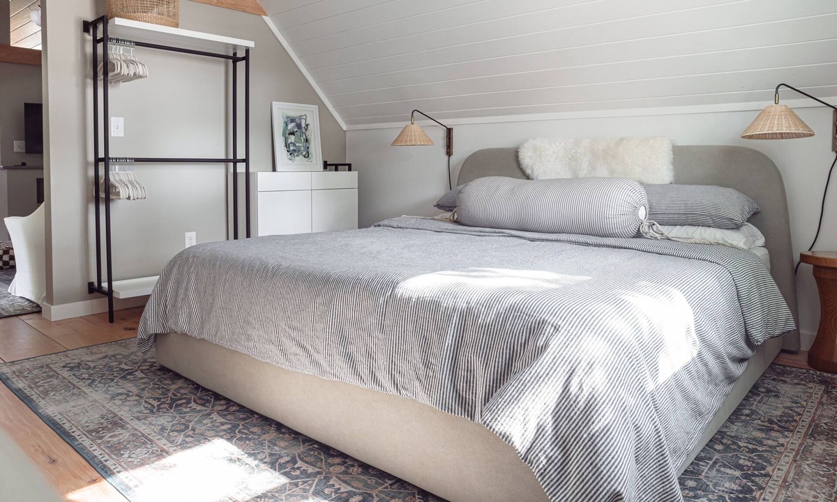 Rogers House | Modern cozy carriage house on quiet corner lot -walk/bike to downtown- sleeps 5