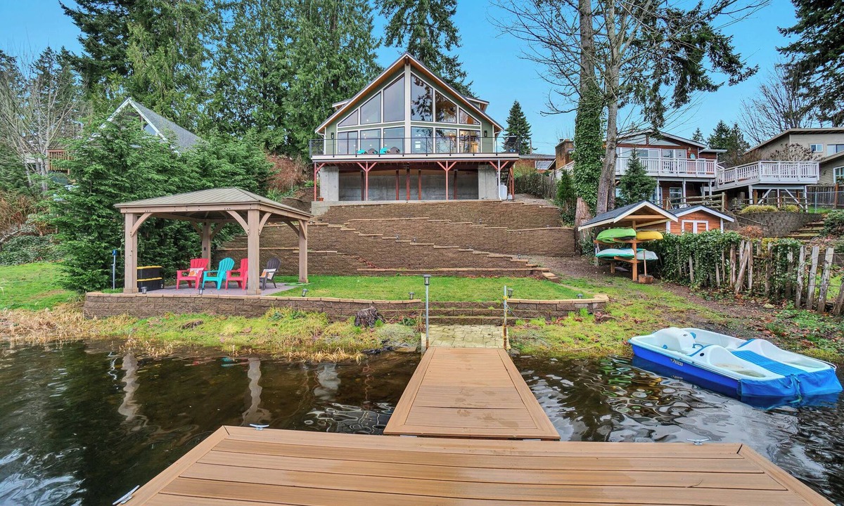 Warm Beach House | Modern Lakefront home, 3 bds, 2 baths, dock, gazebo, kayaks, and fishing.