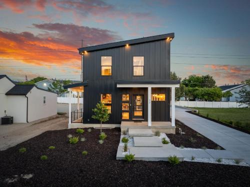 Sandy House | Modern Style Loft Near Canyon RSL and Expo