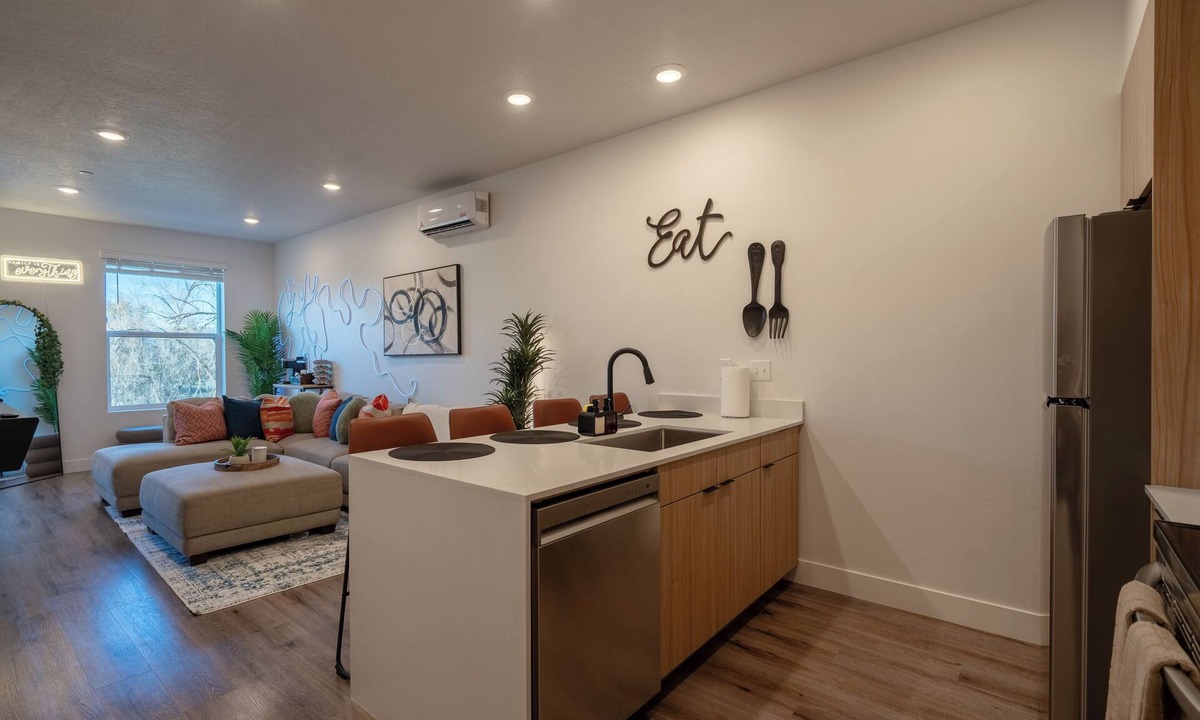 Poplar Grove House | Modern Townhome 10 min to Downtown + Airport