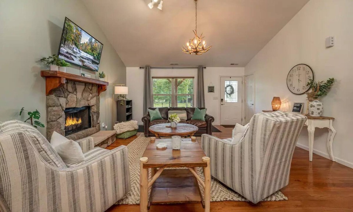 Brevard House | Mountain Lux Home - 5 mins to Downtown Brevard & 8 mins Pisgah National Forest!