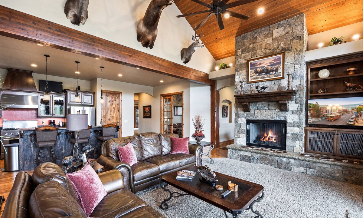 Summit Park House | Mountain Luxury: Sleeps 10, Private Hot Tub, 15 Min to Canyons, Ideal for Family Getaways!