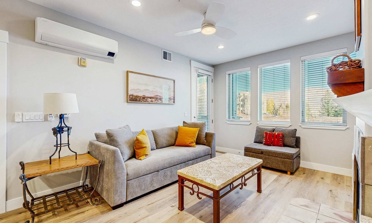 Kimball Junction Condo | Mountain retreat with fireplace, hot tub, pool, & fitness room
