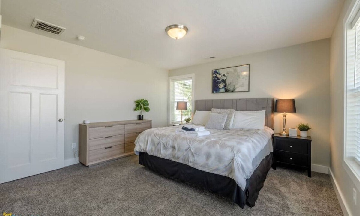 Daybreak House | Mountain View Daybreak Home | Pets Welcome
