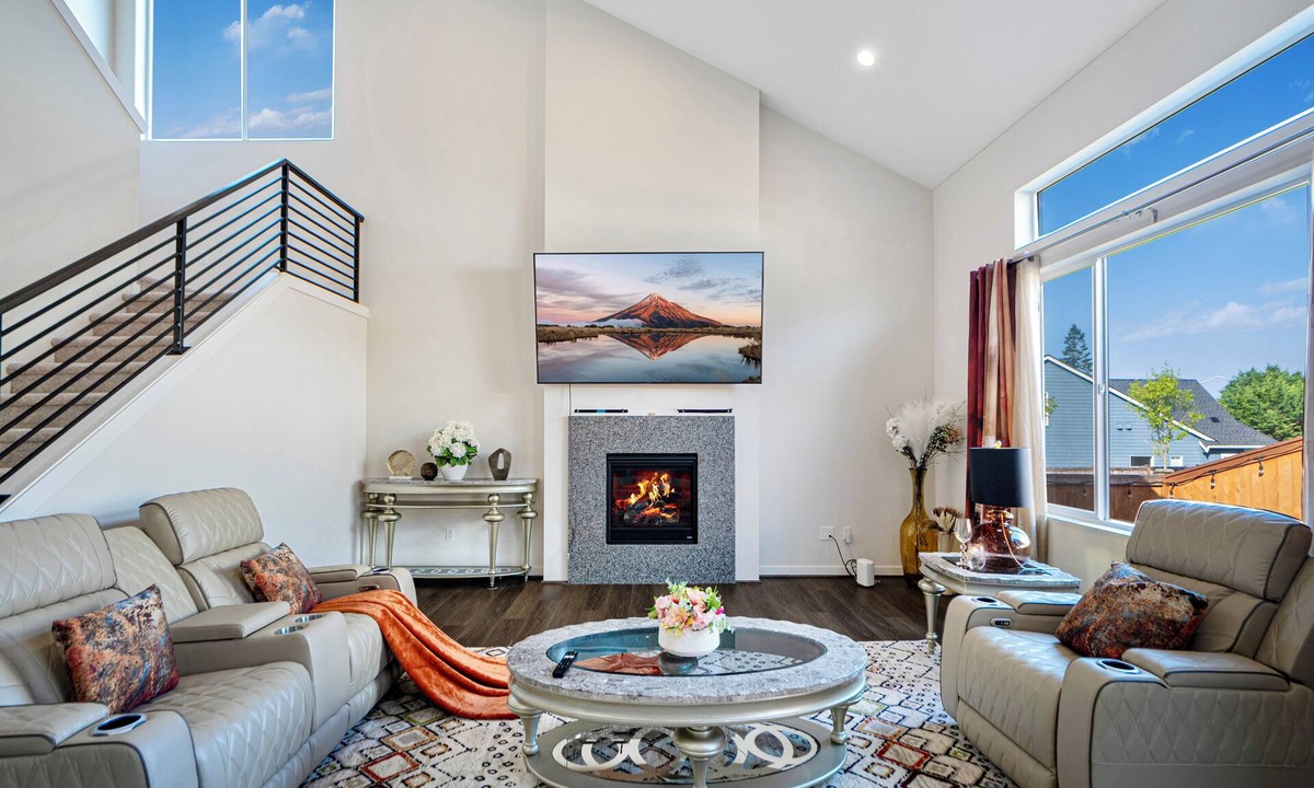 Marysville House | MV11: Designer Villa: 2 BRs en-suite on main floor. Fenced yard, covered patio