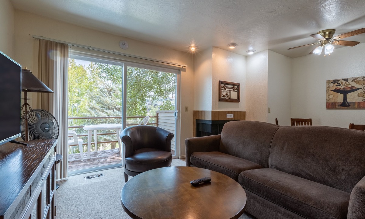 Summit Park House | Nature's Embrace! 2 Relaxing Units, Swimming Pool, Free Parking, Full Kitchen!