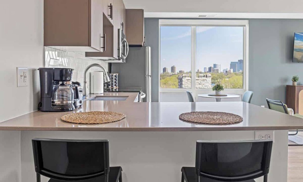 Lyn-Lake Apartment | New 1BR | Gym, Rooftop Lounge