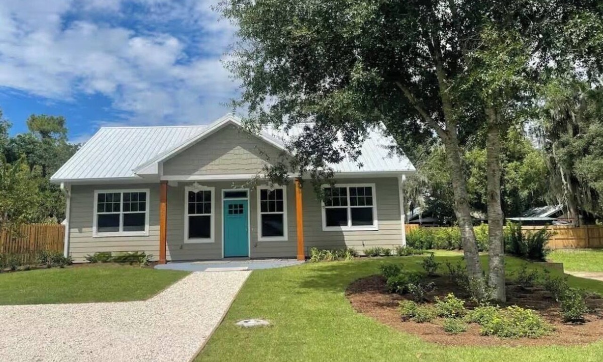 Darien House | New 2Br/2Bth house in quiet Darien, GA. Close to riverwalk, restaurants, & SSI