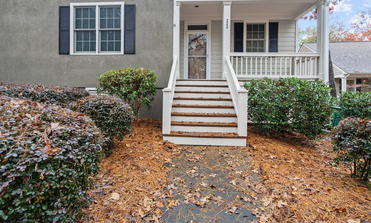 Eatonton Cottage | NEW! Golf Cottage- 5 min walk to the lake, beach area, marina and clubhouse!